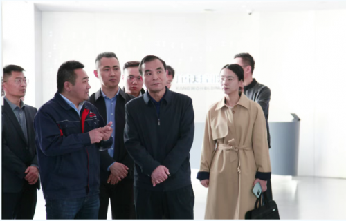 董事长胡庆松表示，此次调研是对企业发展的高度认可，更是深化国际合作、提升投资吸引力的重要契机。康沃控股将持续加大研发投入，完善海外市场布局，凭借清晰的战略、过硬的产品与广阔的空间，成为全球投资者青睐的优质标的，为推动菏泽高端装备制造业走向世界贡献康沃控股力量。 当下，菏泽国际商会海外顾问“牡丹行”活动正值2026菏泽牡丹节会期间，充分体现了菏泽市“节会搭台、经贸唱戏”的开放发展思路。康沃控股将以此为契机，深度对接海外顾问资源，加速甲醇装备出海布局，持续擦亮“菏泽智造”名片，在高质量发展新征程上奋力书写中国